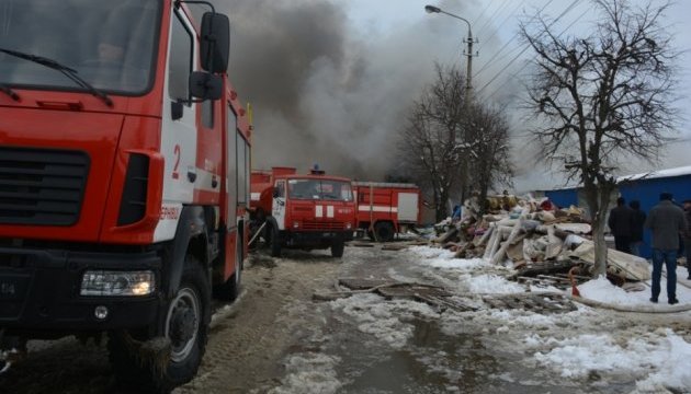 Масштабну пожежу на Калинівському ринку у Чернівцях гасили п'ять годин