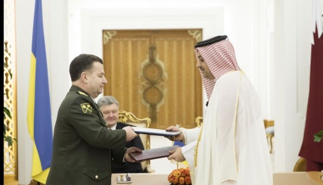 Defense Minister Poltorak signs military cooperation document in Qatar 