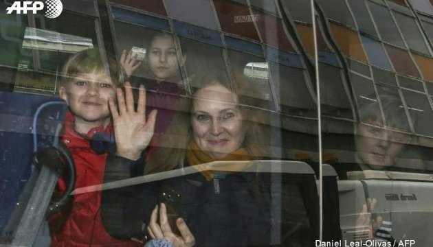 Вислані російські дипломати залишають Лондон