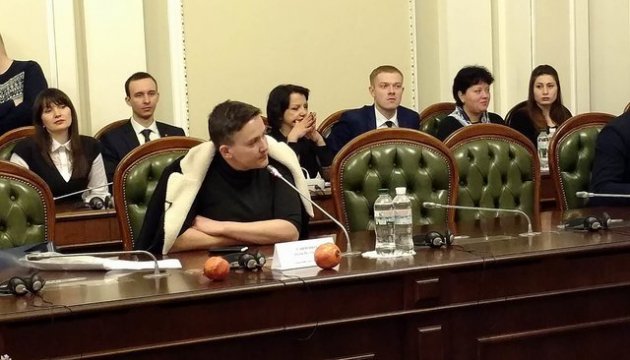 На комітеті Савченко витягла із сумки гранати