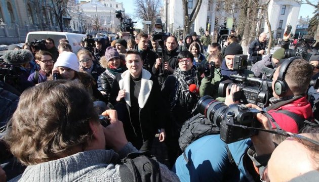 Савченко йде до СБУ пішки у супроводі слідчого