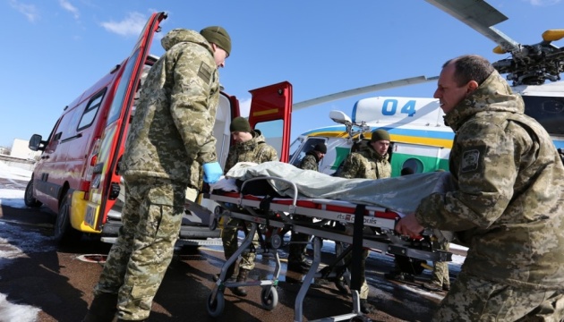Поранених на Донбасі бійців літаком відправили до Львова
