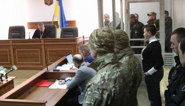 Суд дозволив Савченко сидіти поруч з адвокатами 