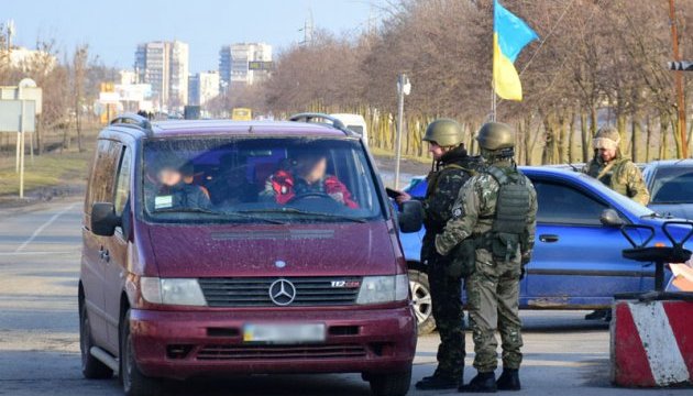 На Донеччині поліцейський застосував зброю для затримання порушника на блокпосту
