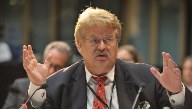 La Commission européenne a nommé Elmar Brok au poste de conseiller spécial pour les relations avec l'Ukraine