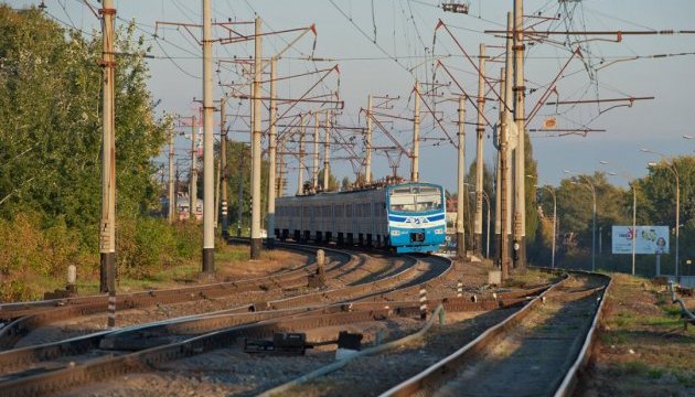 У Києві зачепера вдарило струмом на даху електрички, підліток у реанімації