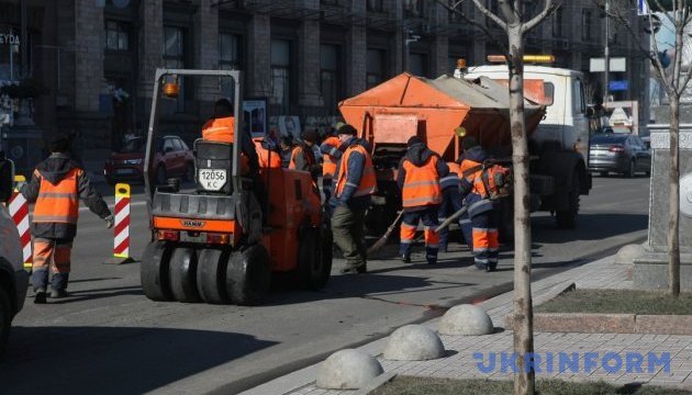 У Києві на Чоколівському бульварі ускладнений рух - оновлюють покриття