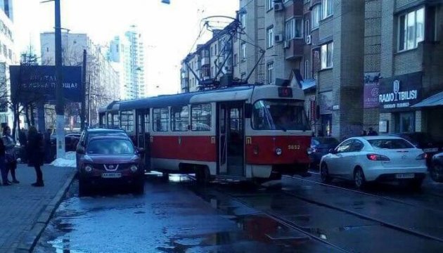 У Києві трамвай зійшов з рейок і протаранив Lexus