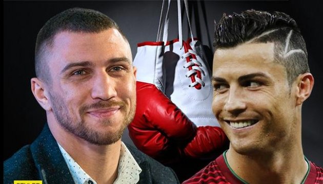 Le boxeur Lomachenko offre ses gants à Ronaldo