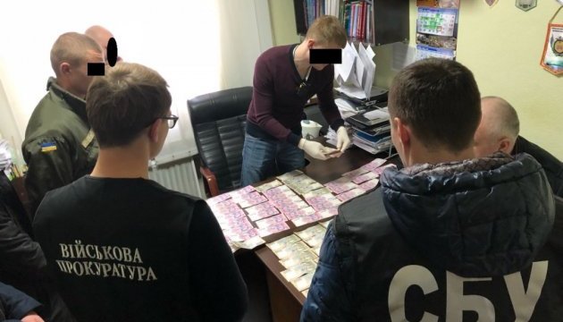 Директор одного із заводів Укроборонпрому приніс до прокуратури 60 тисяч хабара