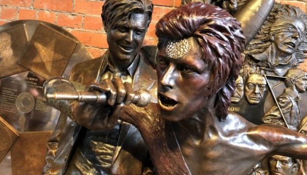 У Британії встановили пам'ятник Девіду Боуї