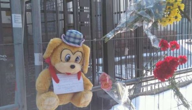 Трагедія у Кемерові: під посольство РФ у Києві несуть квіти й іграшки