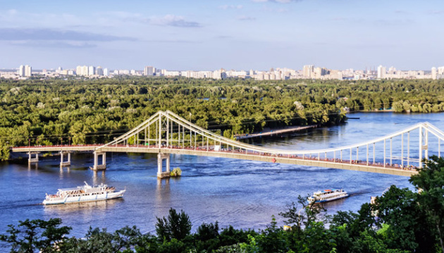 У Києві обвалилася частина мосту на Труханів острів