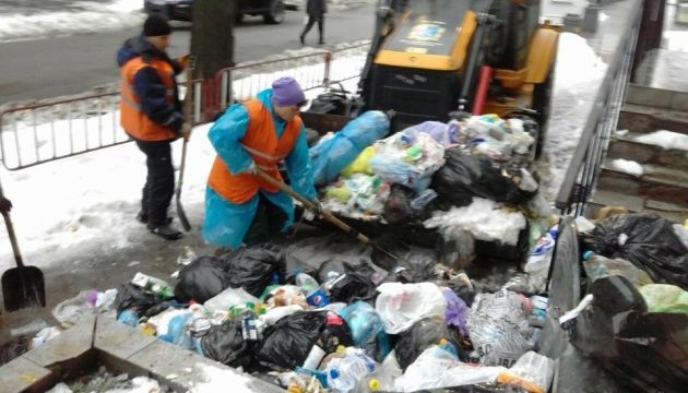 Із Дніпра вивезли 200 тонн сміття, яке не прибирали майже тиждень