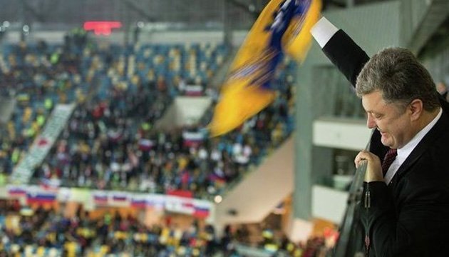 Петро Порошенко відвідає футбольний матч 