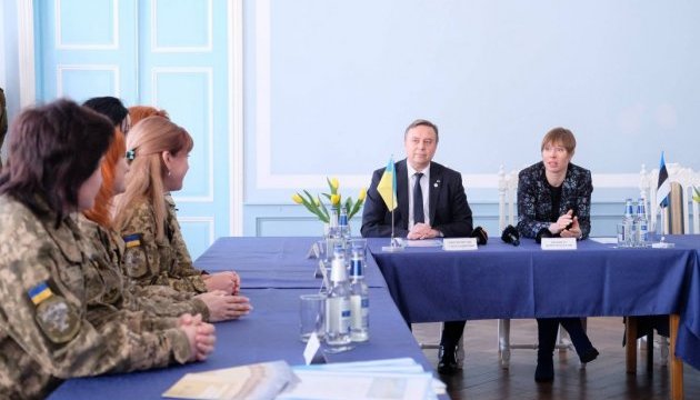 Президент Естонії зустрілась з українками-військовими медиками