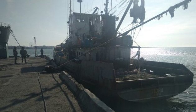 Прикордонники пригнали затримане кримське судно 