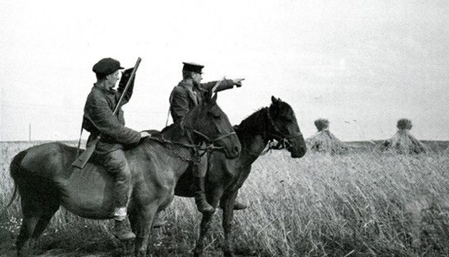  Охоронці врожаю у колгоспі ім. Сталіна, 1947 рік. Фото: tsdkffa.archives.gov.ua   