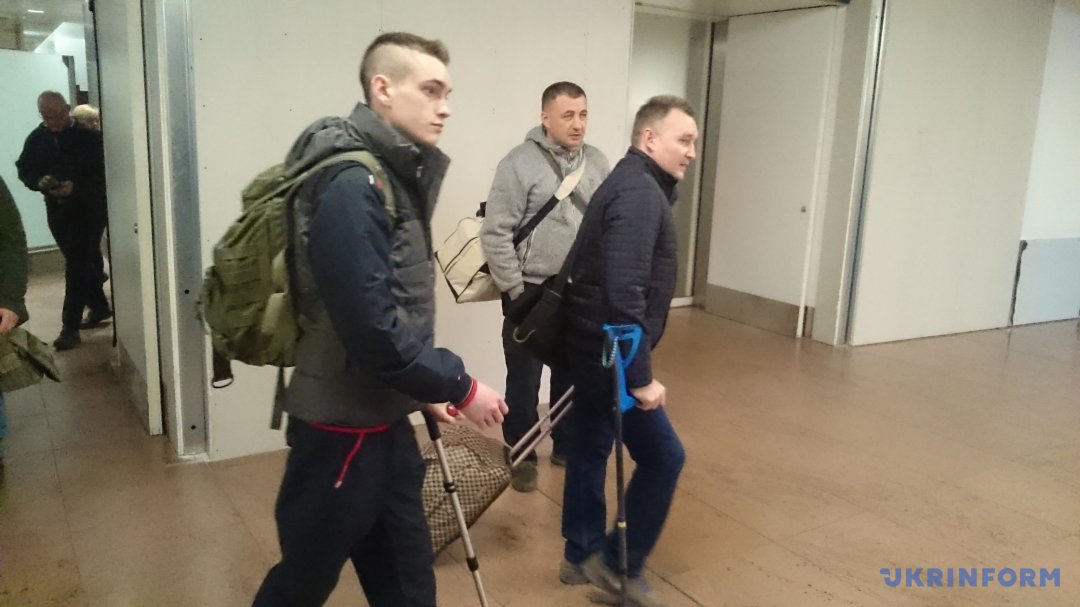 Троє українських військових прибули до Брюсселя на лікування