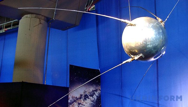 Макет першого штучного супутника Землі. Фото: Укрінформ