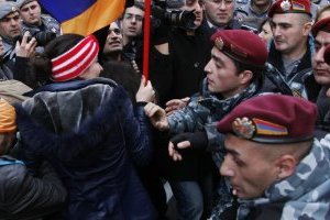 У Єревані третій день поспіль тривають сутички протестувальників із поліцією