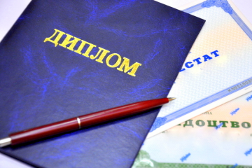 Радницю ректора столичного вишу викрили на «торгівлі» дипломами