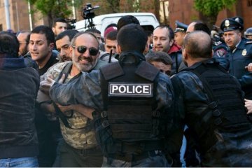 У Єревані знову відбуваються сутички між поліцією та демонстрантами