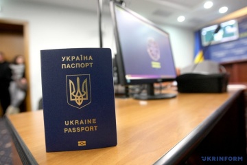 Український паспорт входить у ТОП-30 найбільш цінних у світі – Порошенко
