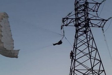 Поблизу Коломиї парашутист завис на опорі ЛЕП