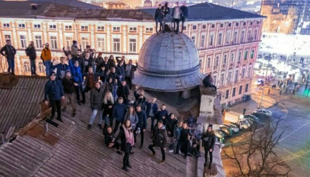 У Києві глядачка «Французької весни» провалилася крізь дах будинку - ЗМІ