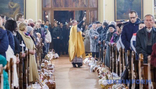Християни західного обряду святкують Пасху, а православні - Вербну неділю