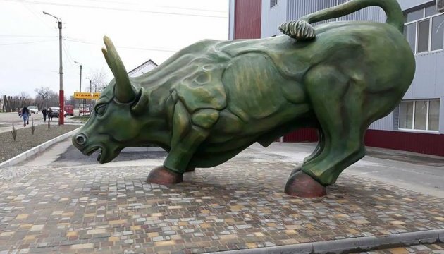 У Каховці відкрили 10-тонний пам'ятник зеленому бику