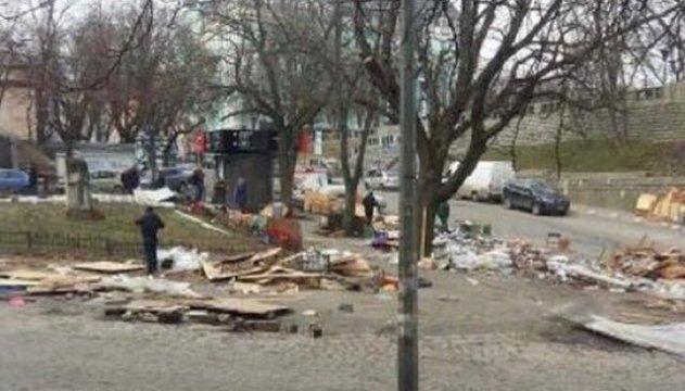 У Києві знесли МАФи на Андріївському узвозі