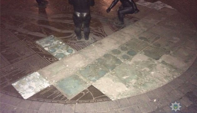 У Києві затримали пару, яка крала бронзові фрагменти фонтана