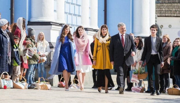 Порошенко привітав українців із Великоднем Порошенко привітав українців із Великоднем