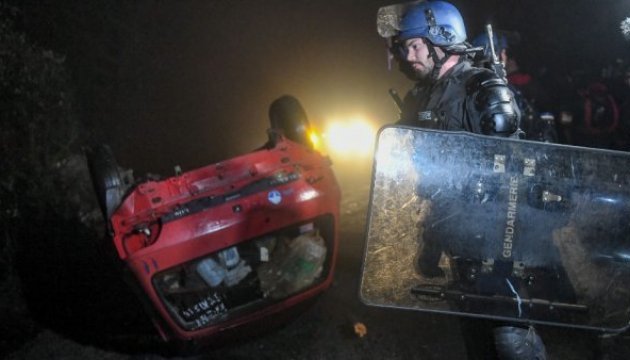 У Франції поліція видворяє активістів з території, запланованої під аеропорт