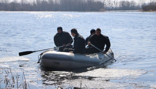 У Києві шукають трьох чоловіків, які перевернулися на човні