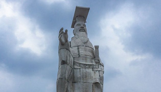 У Китаї вітер повалив 19-метровий пам’ятник першому імператору