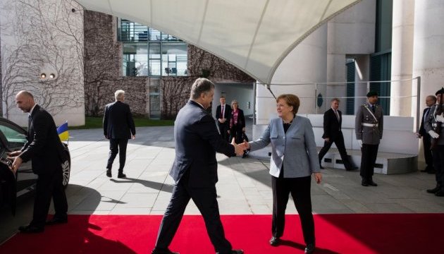 Merkel calls talks with Poroshenko productive