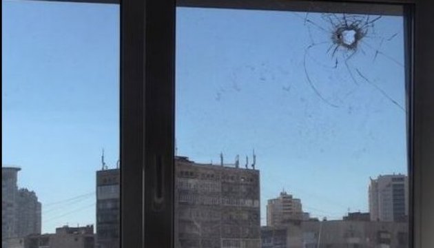 Чоловіку, який стріляв по вікнах у Києві, оголосили про підозру