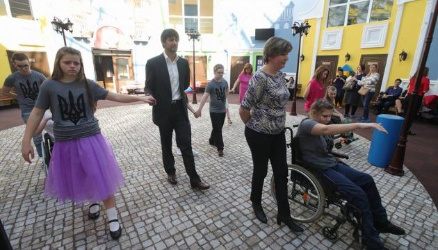 Репетиція Віденського балу: діти з інвалідністю танцювали з Шовковським