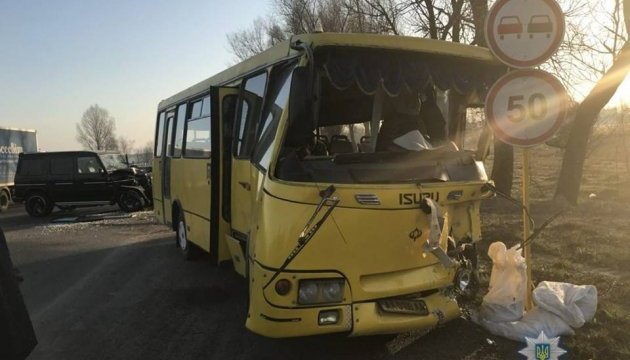 Під Києвом мікроавтобус зіткнувся з Мерседесом, травмовані 4 особи