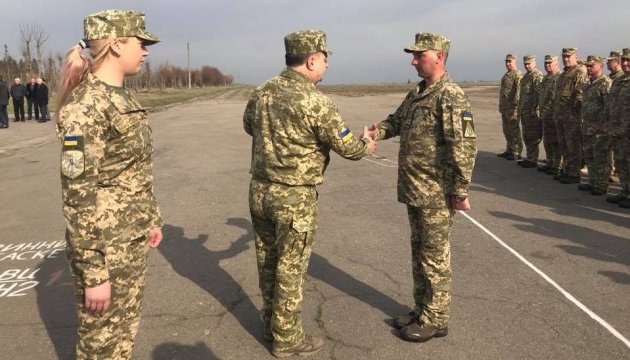 Verteidigungsminister Poltorak inspiziert Armeeeinheiten in drei Regionen