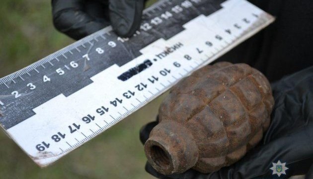На Донбасі біля школи знайшли гранату