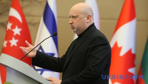 Turchynov: Rusia despliega a 30.000 efectivos y misiles S-400 en Crimea