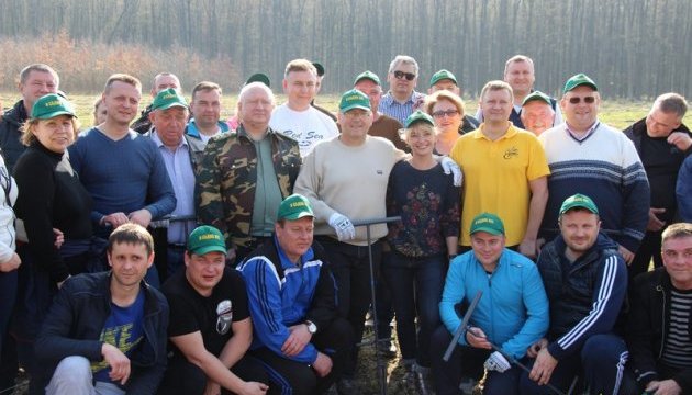 На Вінниччині керівництво області долучилось до весняної посадки лісу