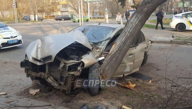 “П’яна” ДТП у центрі Києва: авто протаранило зупинку й два дерева
