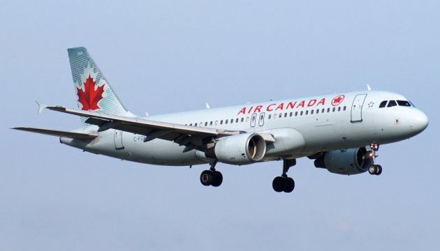 У Канаді пілот посадив літак із пробитими шасі