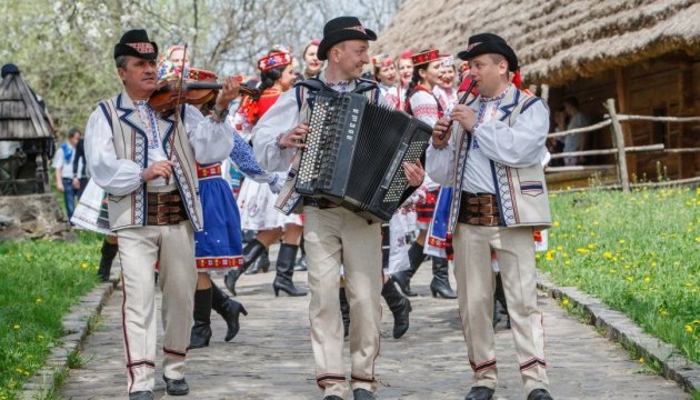 Water-pouring and ‘crooked dance’ in Uzhhorod