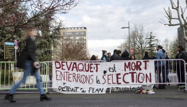 Французькі студенти заблокували університет під Парижем